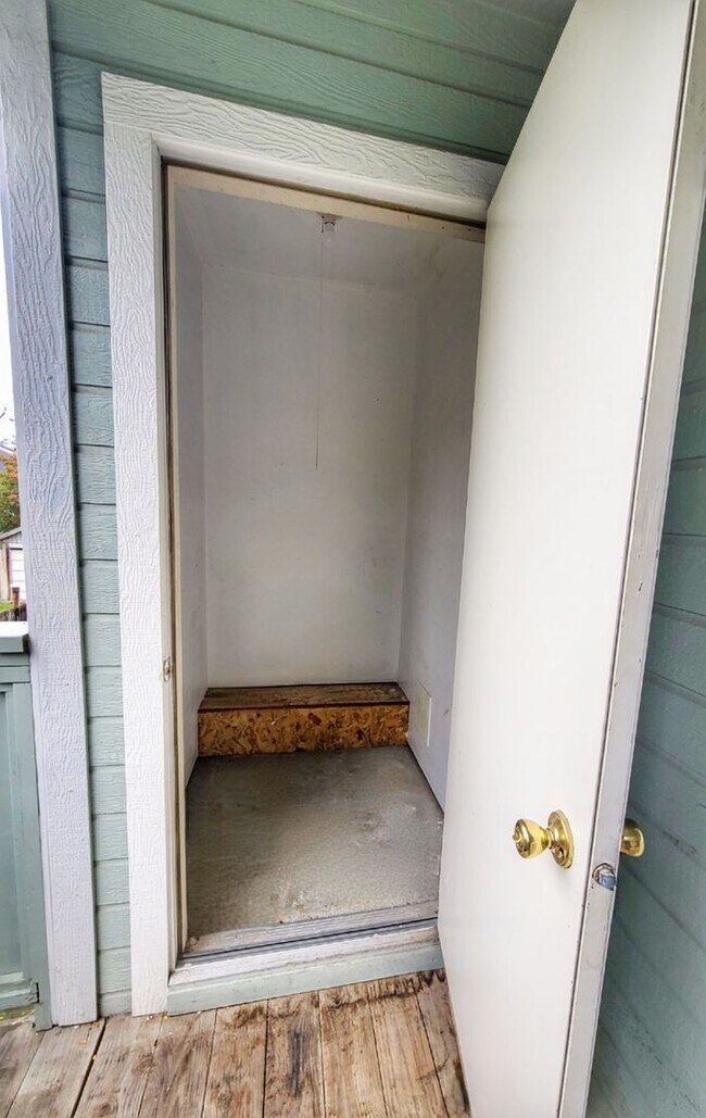 Building Photo - Perfect 3 bed 2 bath with gas Fireplace