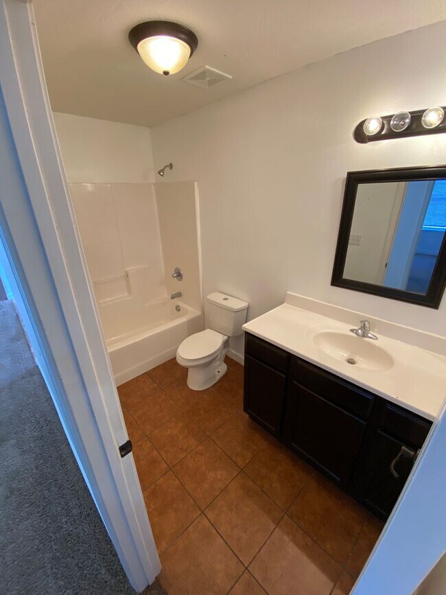 Building Photo - Beautiful 4 Bedroom, 3 Bathroom Split Leve...