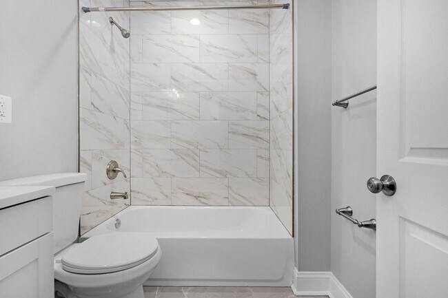 Building Photo - 4923 Lasalle Ave