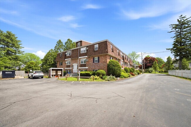 Building Photo - 504 River Rd
