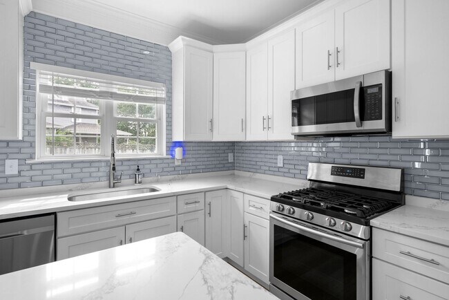 Building Photo - 13111 Venetian Rd
