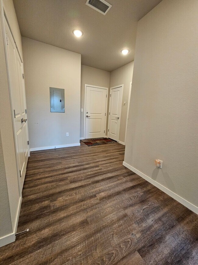 Building Photo - Gorgeous and Bright 2 Bed 2 Bath Large 3rd...