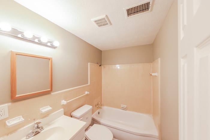 Building Photo - 927 W Lakeview Cir