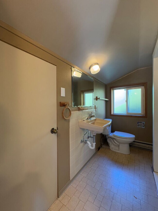 Building Photo - Expansive Updated Home with Creek Views & Prime Location