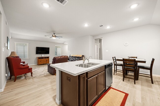 Building Photo - 5422 Sunway Dr