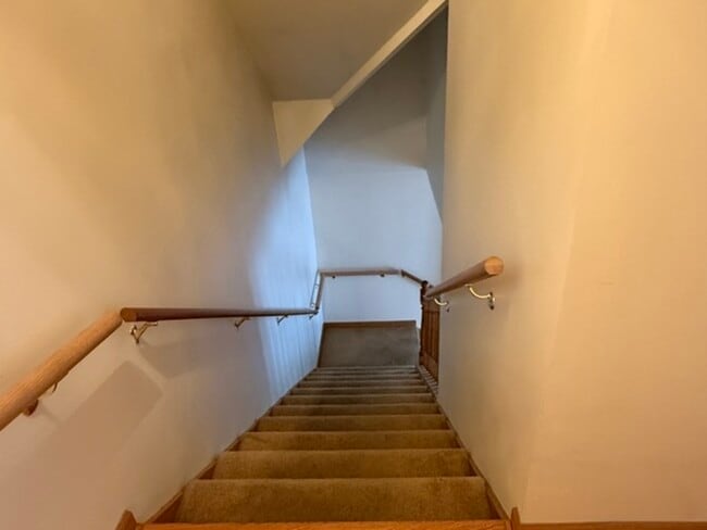 Building Photo - 125 Maple Ct