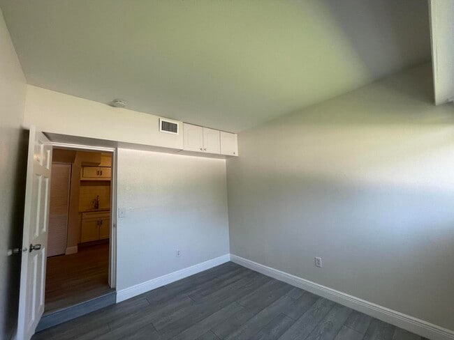 Building Photo - 701 SE 4th St