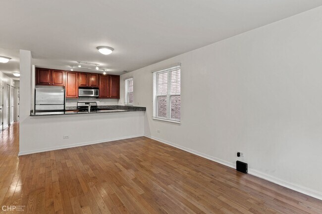 Building Photo - 645 W Elm St