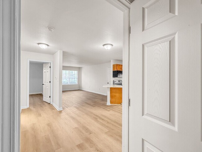 Building Photo - Minutes to Downtown********** Rent $1525/m...