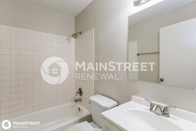 Building Photo - 922 N Harbison Ave