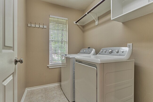 Building Photo - 27 E Russet Grove Cir