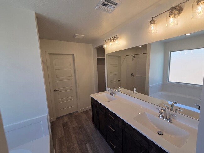 Building Photo - 1471 E White Desert Dr