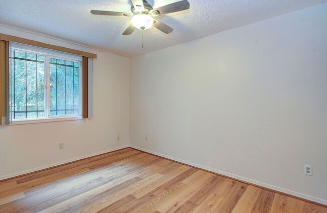 Building Photo - Bright 3 Bedroom 2 Bath Home in Pinebrook! Stainless Appliance Package