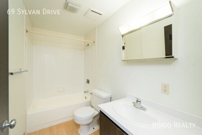 Building Photo - No Rent Payments Until January 2025 PLUS $...