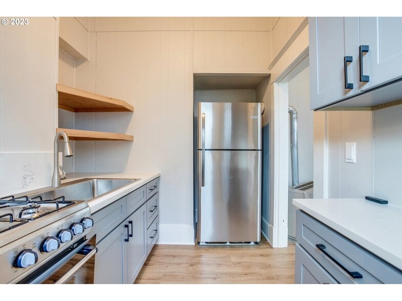 Kitchen - 9426 N Edison St