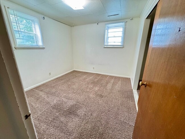 Building Photo - 1 BEDROOM, 1 BATHROOM, GARDEN LEVEL APARTM...