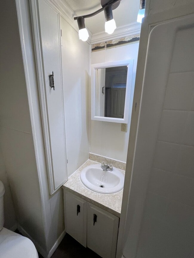 Building Photo - Nice 2-Bedroom Home In a Nice Quiet Neighborhood Near Elkhart General Hospital