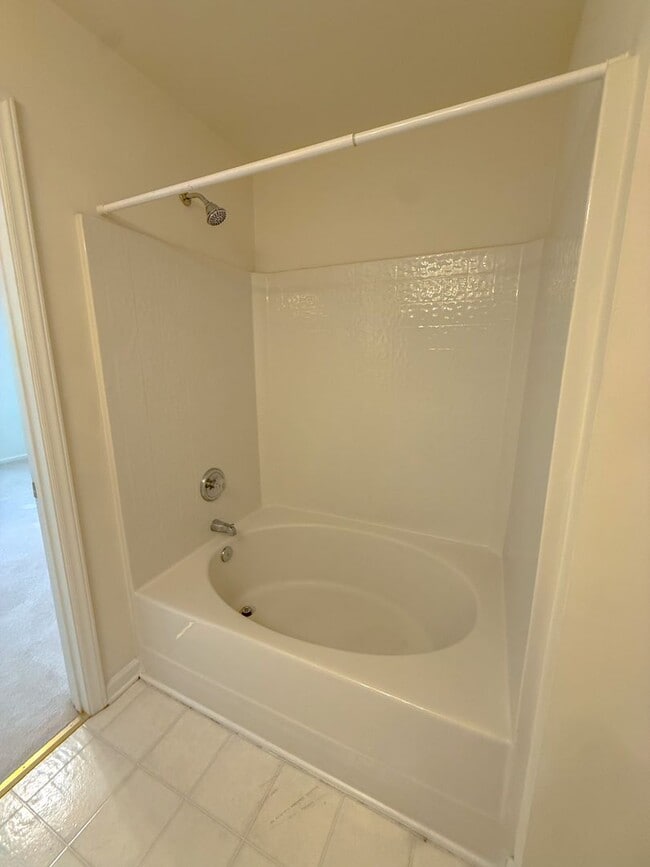 Building Photo - Spacious 2 bedroom 2.5 bath townhome