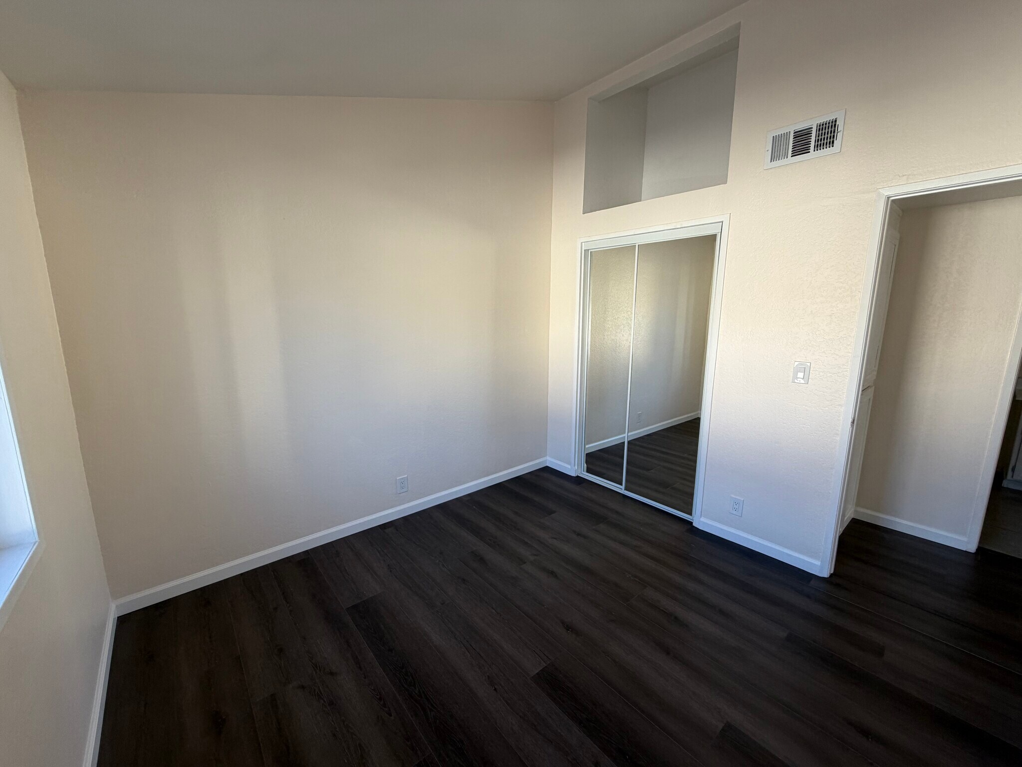 Building Photo - 13522 Glenoaks Blvd