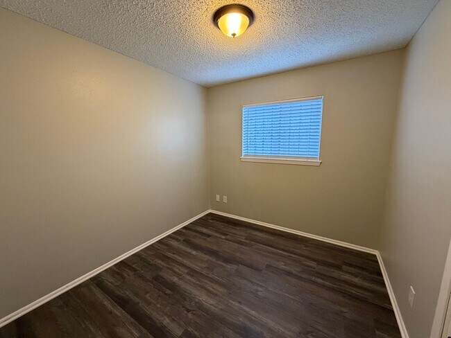 Building Photo - Lovely Single Story 3 Bedroom 2 Bath w/ easy access to Lackland AFB, Sea World, & Shopping