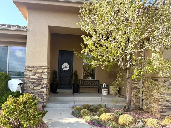 Building Photo - Beautifully Renovated 6 Bedroom Home in th...