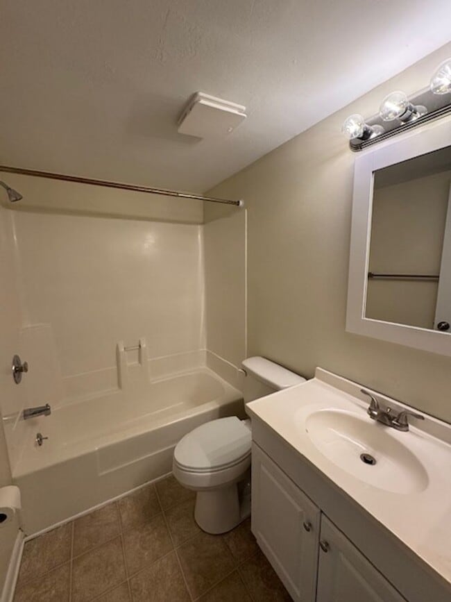 Building Photo - Holly Tree Condominiums