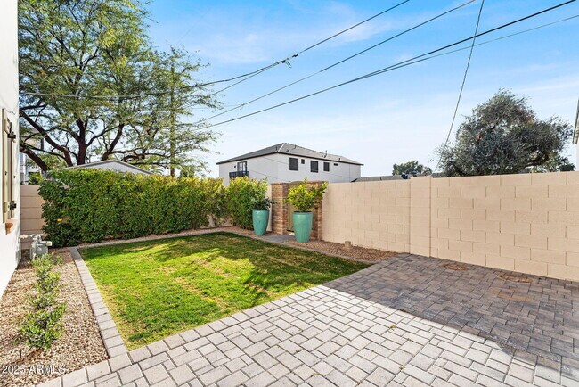 Building Photo - 4901 E Amelia Ave