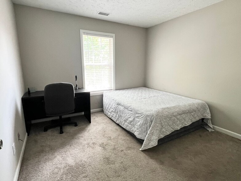 Building Photo - 225 Lee Ct