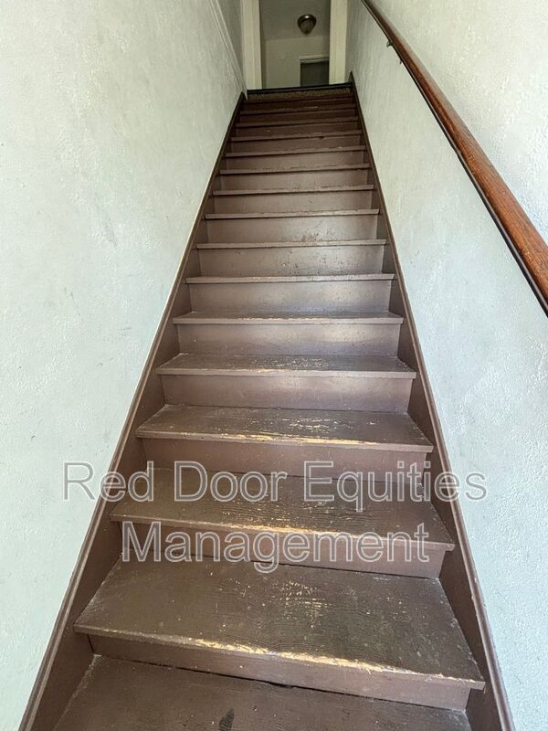 Building Photo - 403 1/2 W Wheeling St