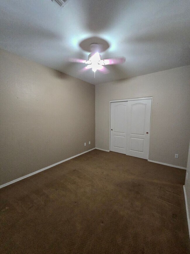 Building Photo - 3 Bedroom, 2 Bath with Den Available Now!