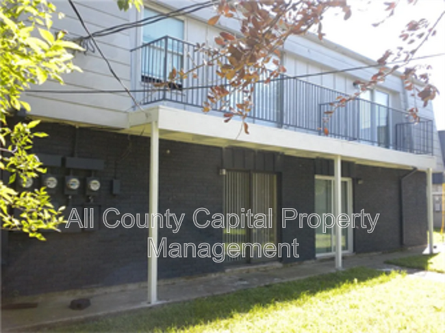 Building Photo - 302 Carmen Ct