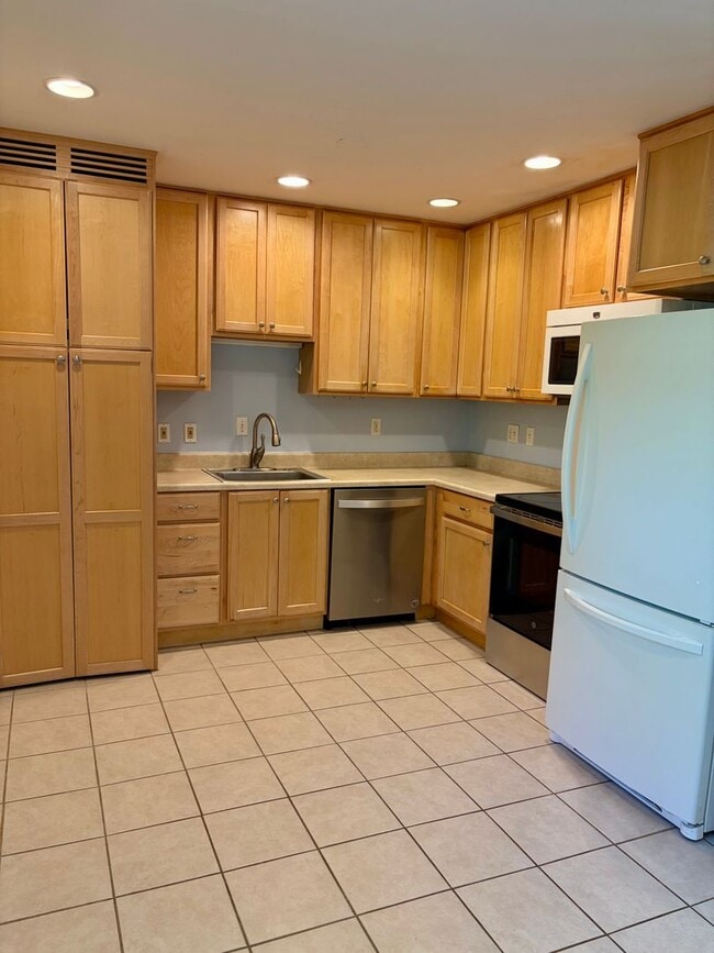 Building Photo - 345 S 44th St