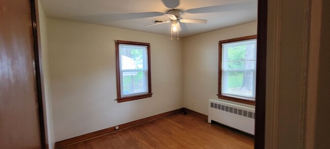 Building Photo - Brick ranch in Southside with large privat...