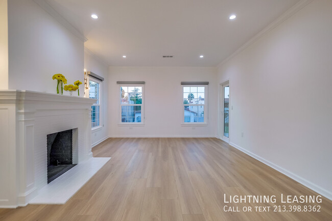 Building Photo - Stunningly Remodeled 3-Bed, 2-Bath Duplex ...