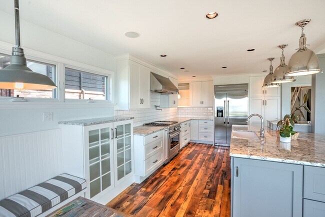 Building Photo - Stunning North Beach 4 bedroom, 3.5 bath with breathtaking view.