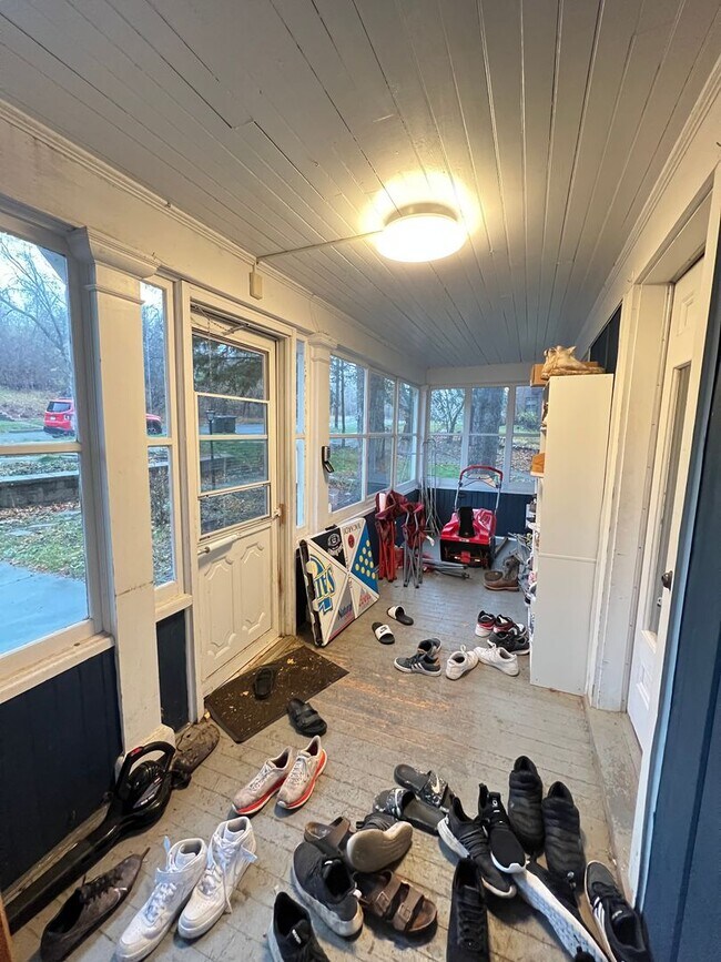 Building Photo - AVAILABLE NOW - Large 4 bedroom in Lakesid...