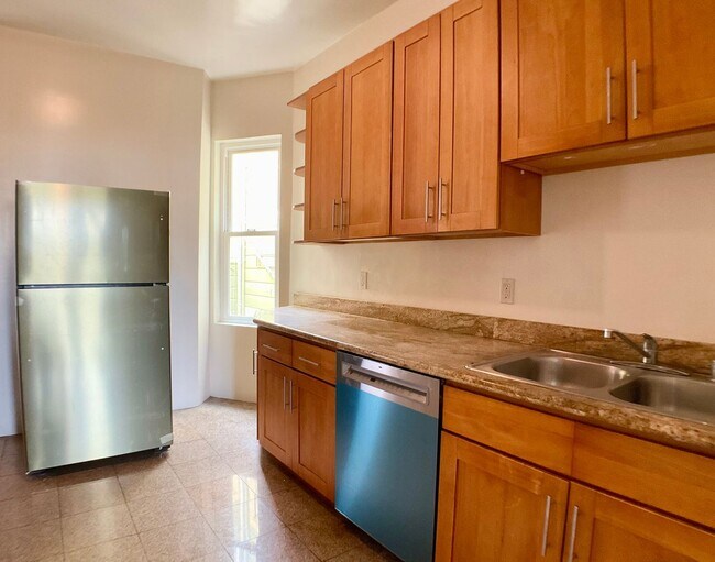 Building Photo - 4BR/2BA in Haight. IN-UNIT LAUNDRY! DISHWA...