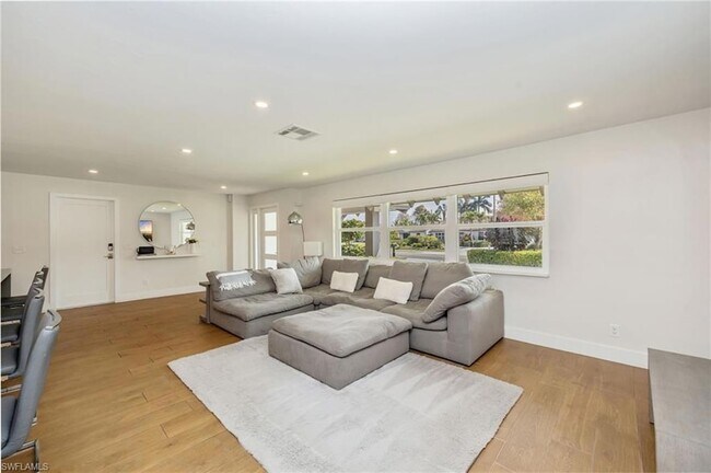 Building Photo - 409 Cypress Way E