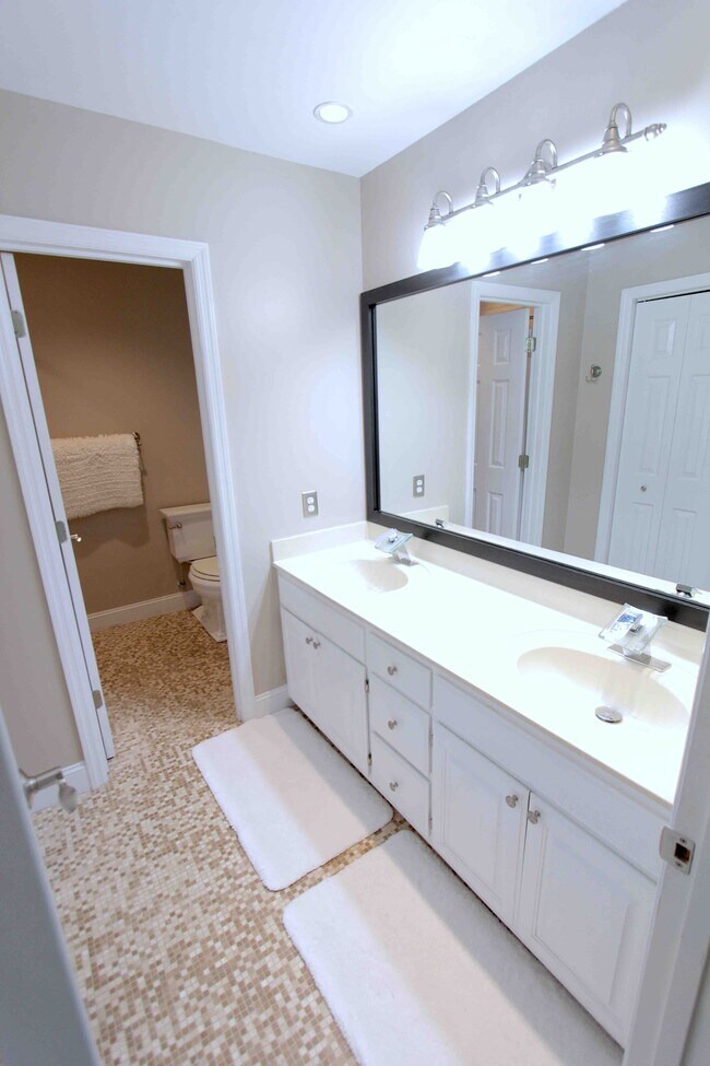 Building Photo - 5711 Chadwick Ln