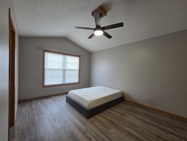 Building Photo - Spacious Town House for Rent
