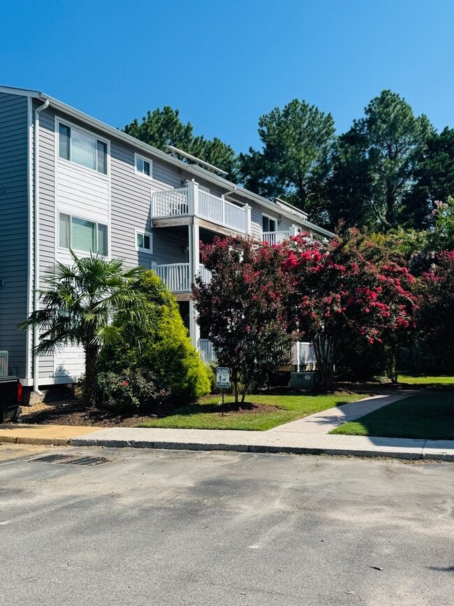 Building Photo - Gorgeous 2 Bedroom/2 Bath Condo