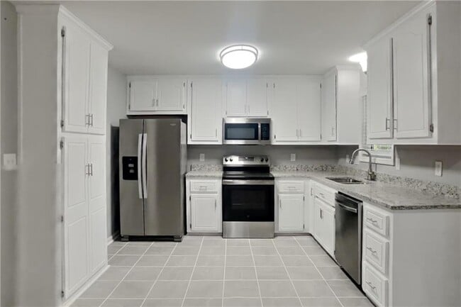 Building Photo - 1043 Foxhollow Tr
