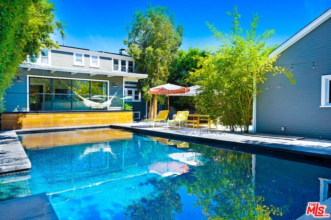 Building Photo - 2049 N Berendo St