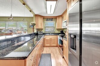 Building Photo - 200 N High Point