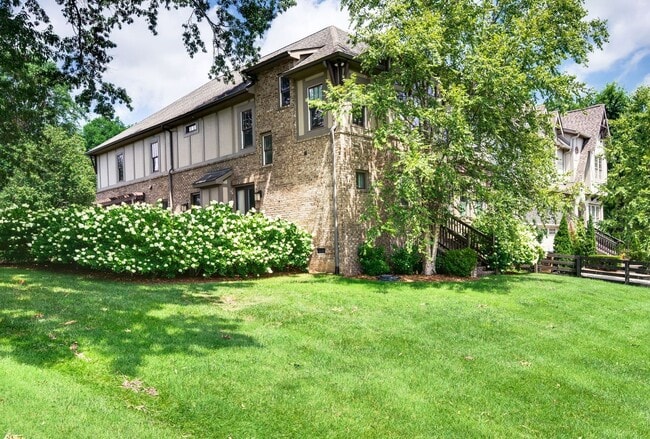 Building Photo - Stunning 4BE/3.5BA home in the heart of Gr...
