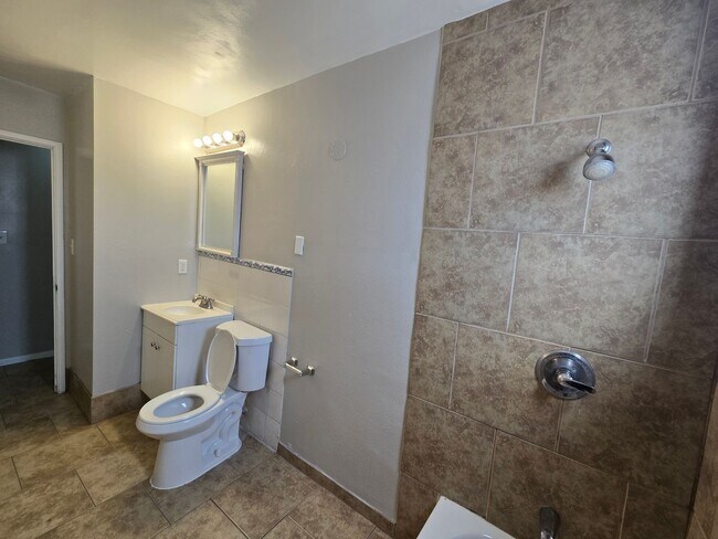 Building Photo - Newly Remodeled 3 Bedroom 1 Bathroom Home!...