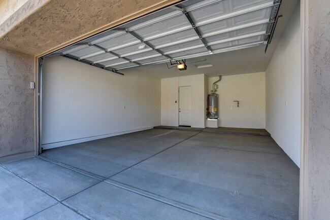 Building Photo - Rate reduction on this beautiful Townhome in Granville!