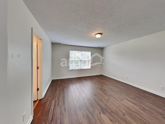 Building Photo - 204 Creekwood Dr