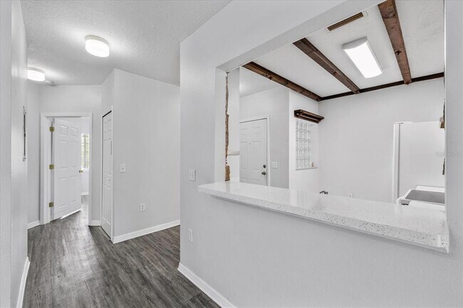 Building Photo - 9621 Lakedale Way