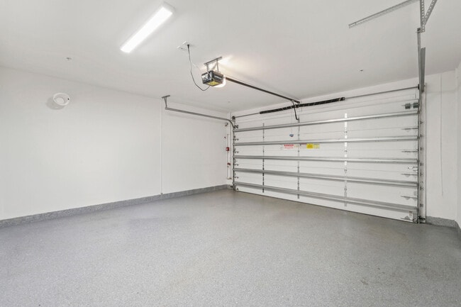 Building Photo - 625 NE 22nd Dr